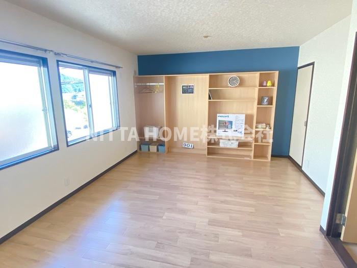 居室・リビング　１０．９帖のリビングルームにオープンキッチン付き◇