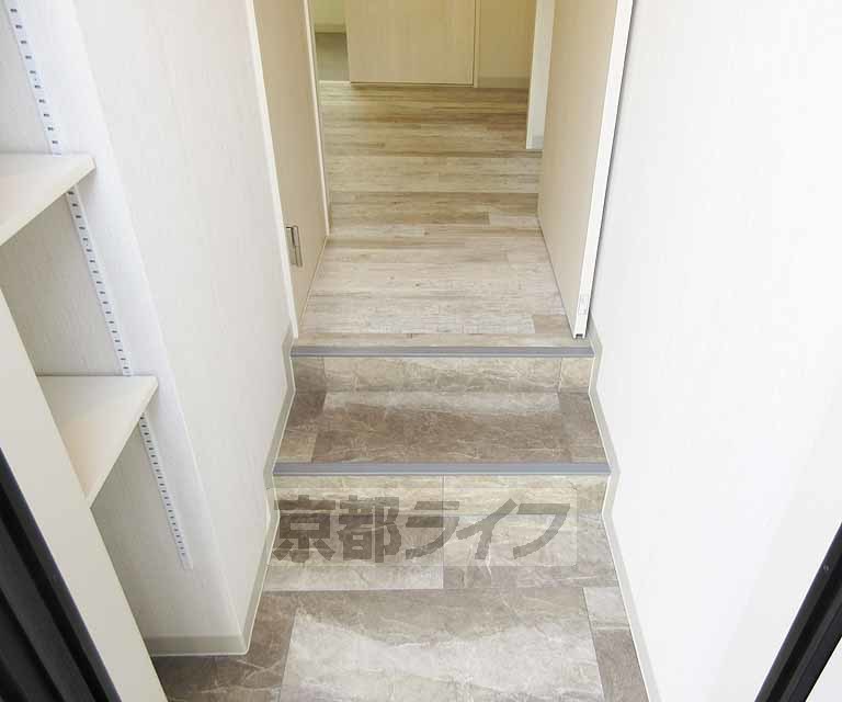 玄関　腰掛け可能な玄関です。