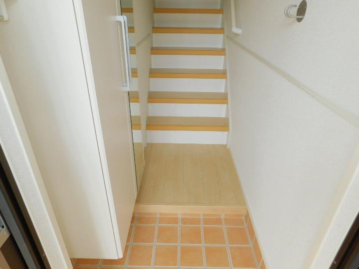 玄関　当物件の参考写真です。(同建物の部屋)