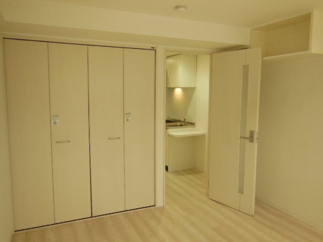 居室・リビング　同物件同号室のお写真です。