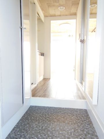 玄関　＊別部屋の参考写真です。