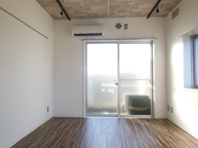 居室・リビング　＊別部屋の参考写真です。