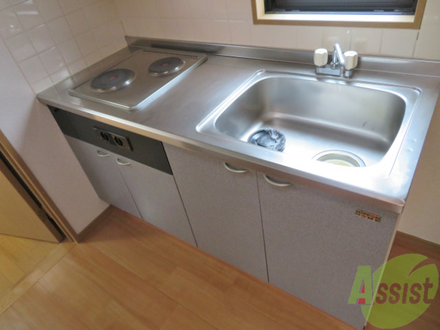 キッチン　シンプルなキッチンです。一人暮らしにはちょうどいいサイズ。