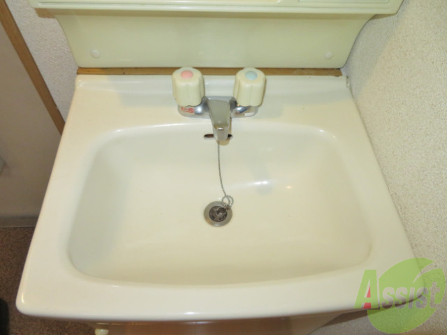 洗面設備　洗面台。朝の身支度はここでばっちり決めましょう。