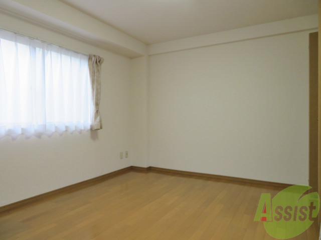 居室・リビング　７．５帖の洋室です。広々として、きれいですね。