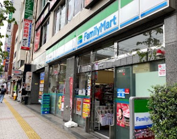 コンビニ　ファミリーマート大井町駅西店（コンビニ）まで137m