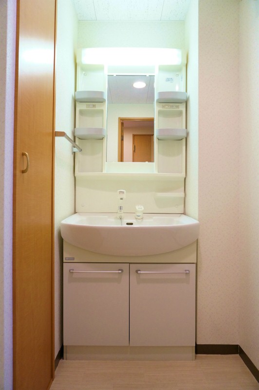 洗面設備　独立洗面台あり、毎朝おしゃれに忙しい女性の方におすすめです