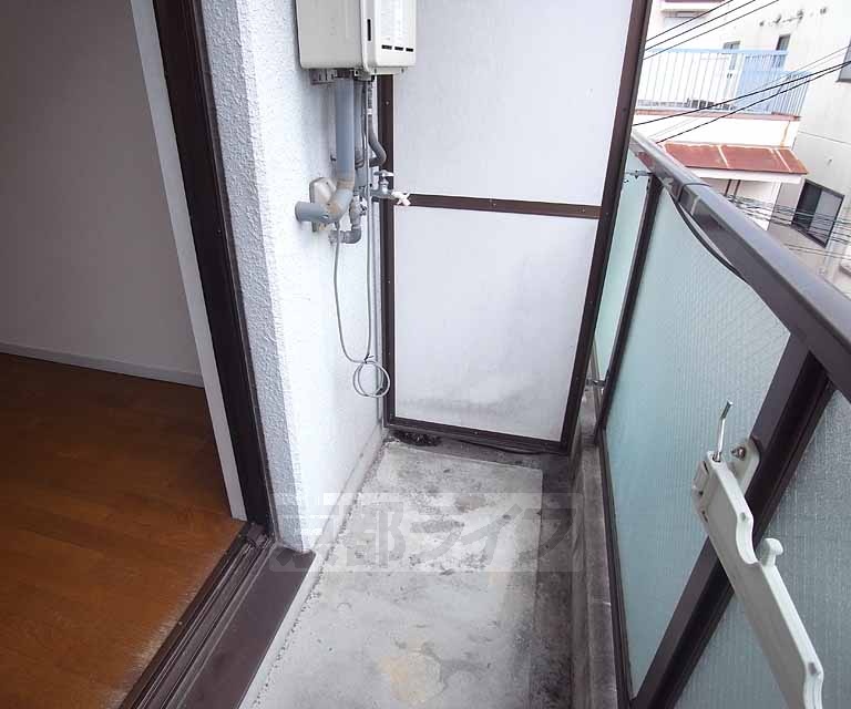 その他設備　バルコニーに自分の洗濯機を置けます！