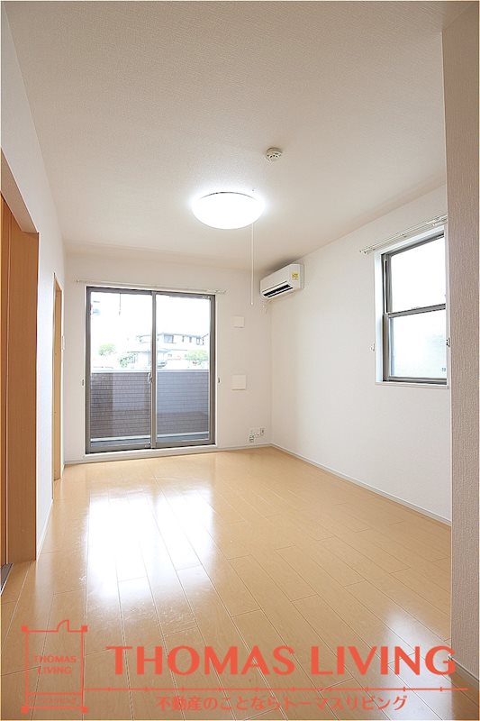 居室・リビング　角部屋のみ側面に窓があります。