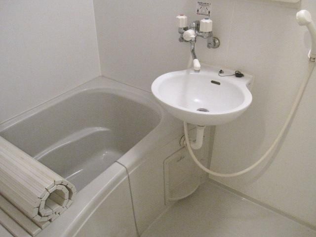 バス・シャワールーム　★バストイレ別なのでゆったり入れますね★