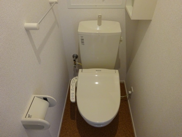 トイレ　温水シャワー付きトイレです