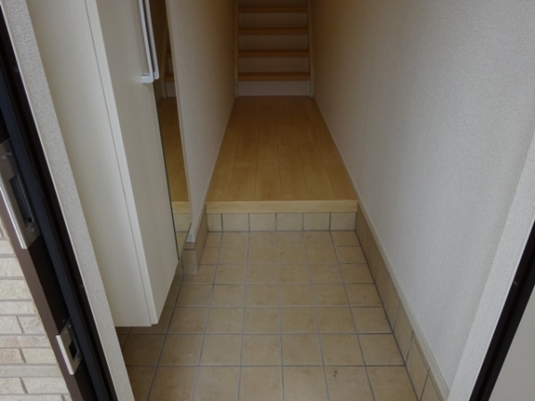 玄関　入ってすぐに内階段あります