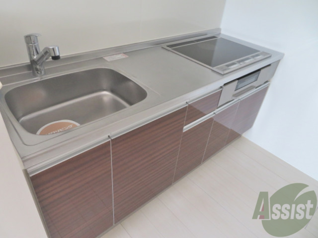 キッチン　システムキッチン。グリル付きでお魚も焼けますね。