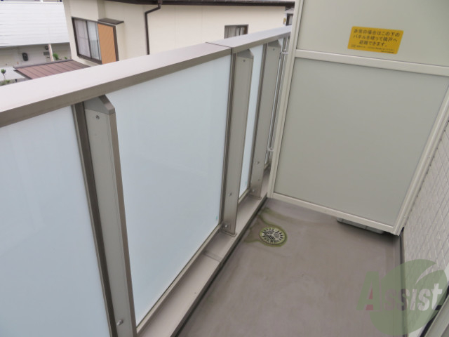 バルコニー　バルコニー。洗濯物がはかどりそうな広さがありますよ。