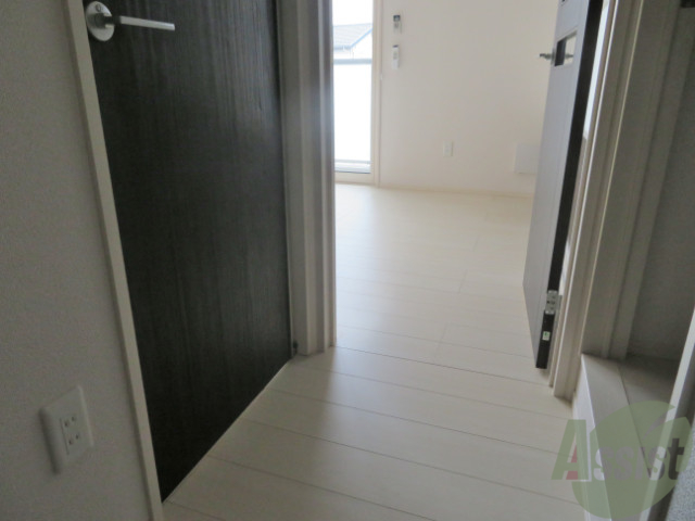 玄関　玄関の様子です。広い洋室にすぐ繋がっています。