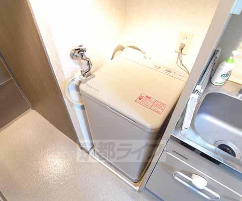 その他設備　室内に洗濯機が付いています。