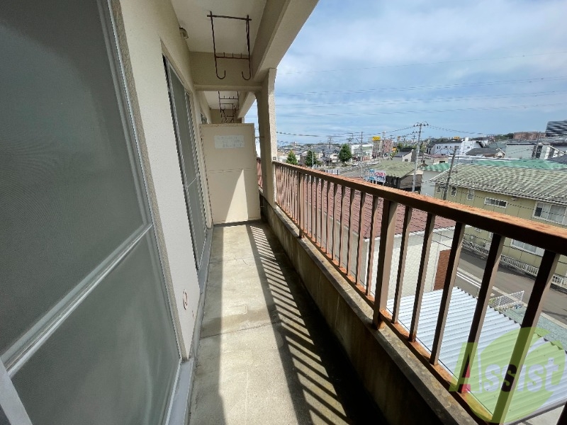 バルコニー　広めのバルコニースペースで洗濯物も問題なく干せそうですね。