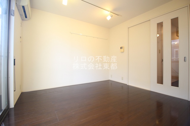 その他部屋・スペース　落ち着いた色合いのフローリングが優しい雰囲気の室内です☆