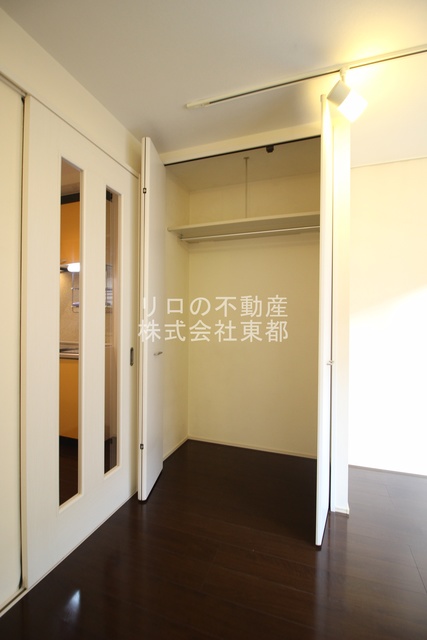 収納　パイプハンガーがあるのでたたまず衣類を掛けることができます♪