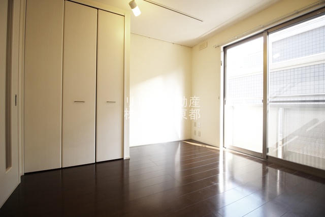 居室・リビング　南向きなので日当たりが良く日中は照明なしで過ごせます♪