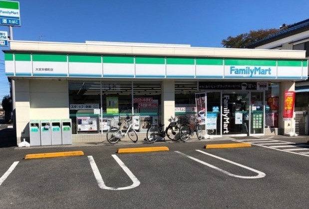 コンビニ　ファミリーマート さいたま本郷町店（コンビニ）まで305m