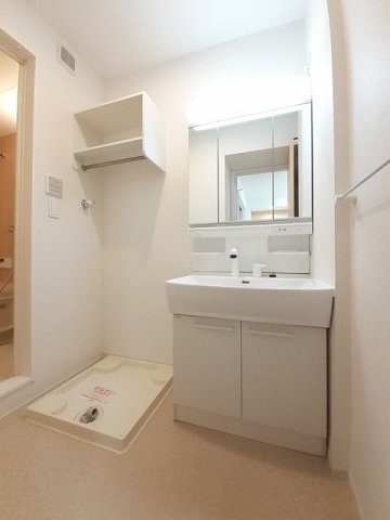 洗面設備　明るい洗面所です