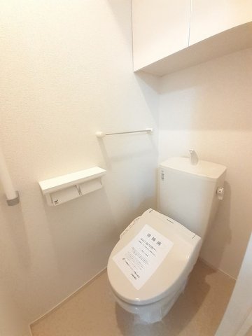 トイレ　落ち着いた色調のトイレです