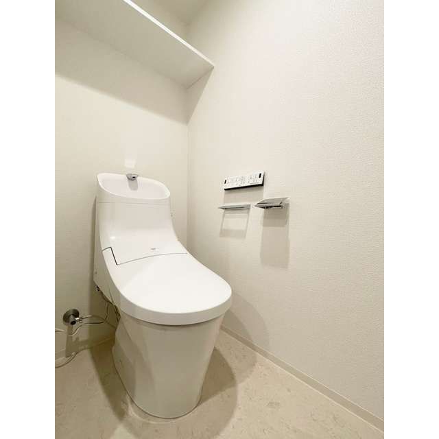 トイレ　落ち着いた色調のトイレです