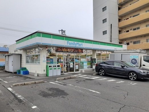コンビニ　ファミリーマート紫原中央店（コンビニ）まで750m