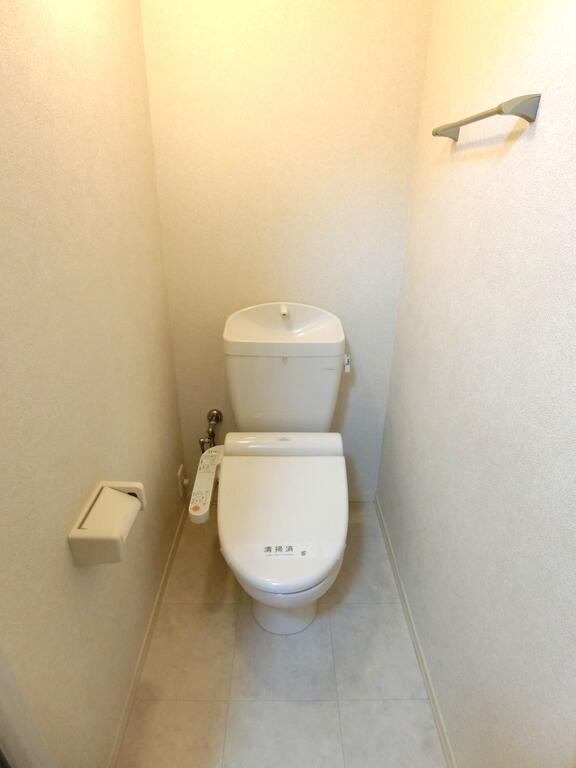 トイレ　※写真は1階角部屋のため実際とは異なる場合があります。