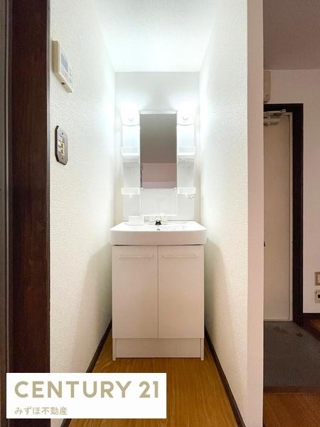 洗面設備　朝の身支度に便利な独立洗面台♪