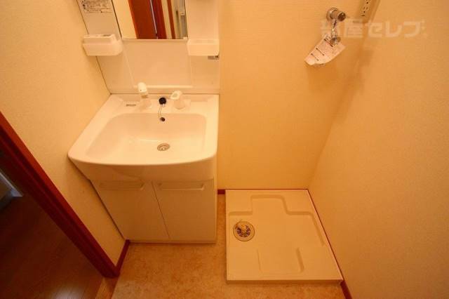 洗面設備　広い洗面台あります