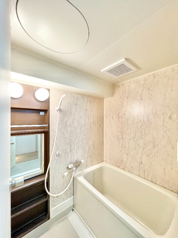 バス・シャワールーム　追い焚き機能付き♪