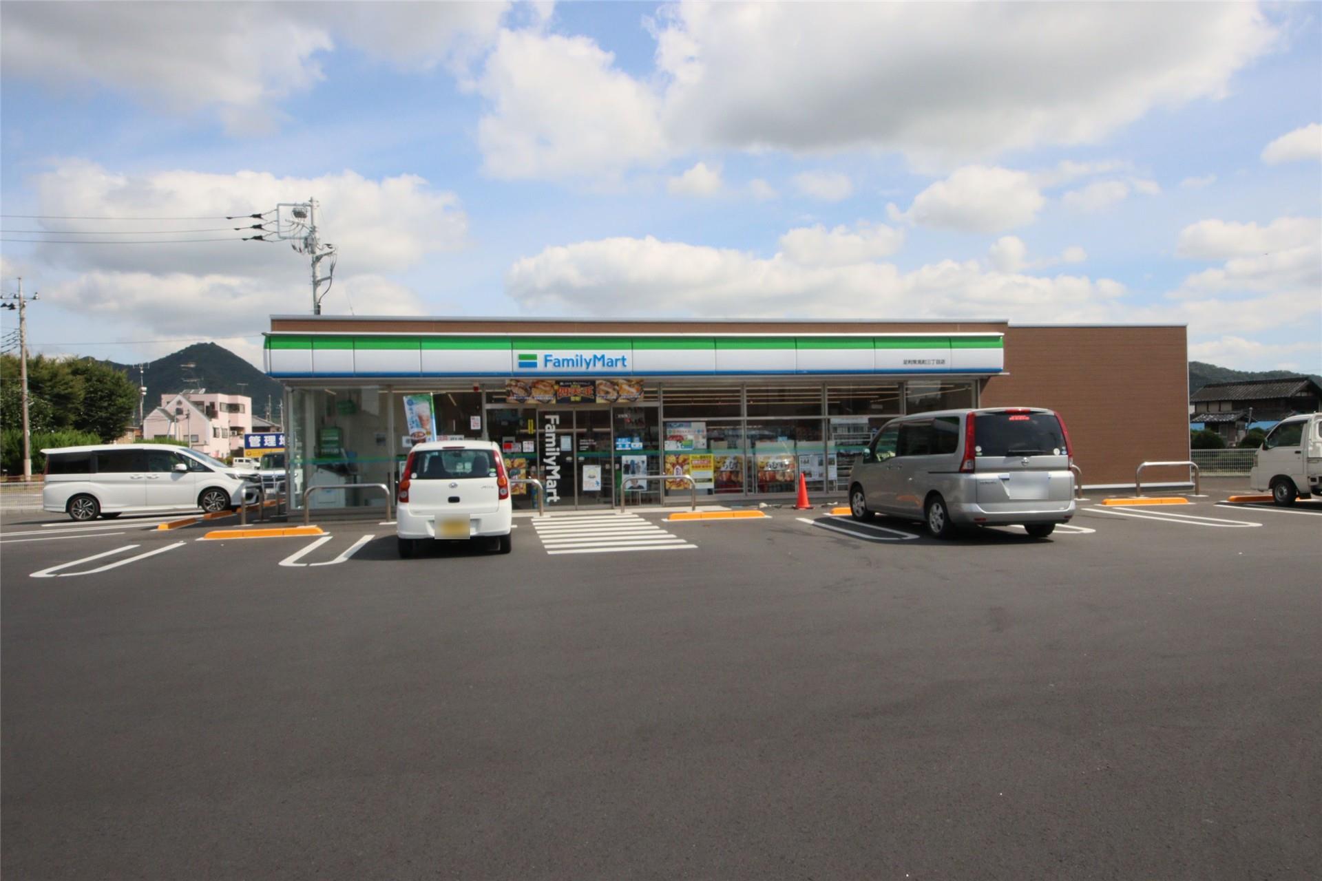 コンビニ　ファミリーマート足利常見町三丁目店（コンビニ）まで528m