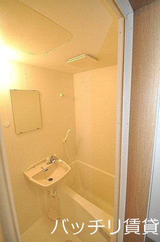 バス・シャワールーム　写真は同タイプの別室参考写真になります。