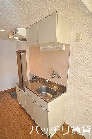 キッチン　写真は同タイプの別室参考写真になります。