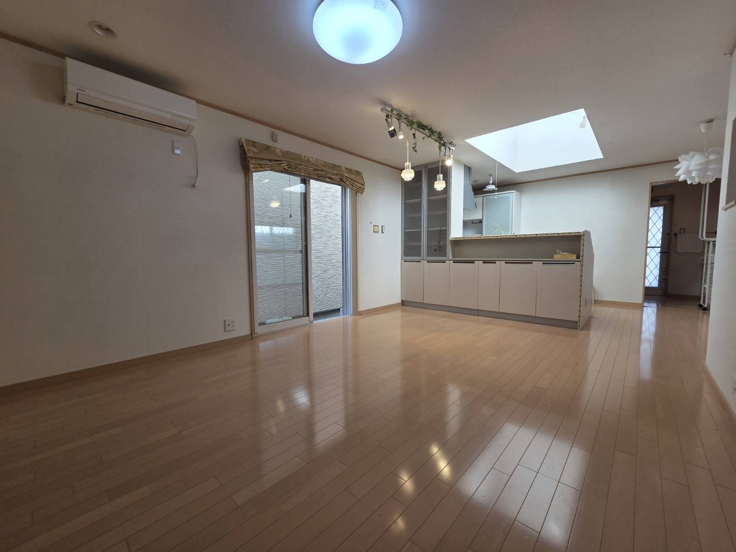 居室・リビング　リビング　残置物撤去・クリーニング後の引き渡しとなります。