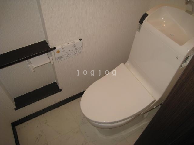 トイレ　同建築の室内写真