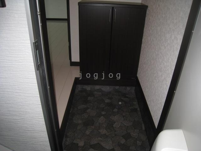 玄関　同建築の室内写真