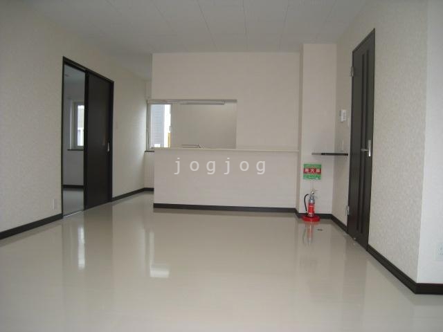 居室・リビング　同建築の室内写真