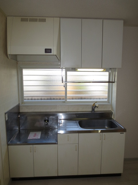 キッチン　２口ガスコンロ設置可能、窓有り