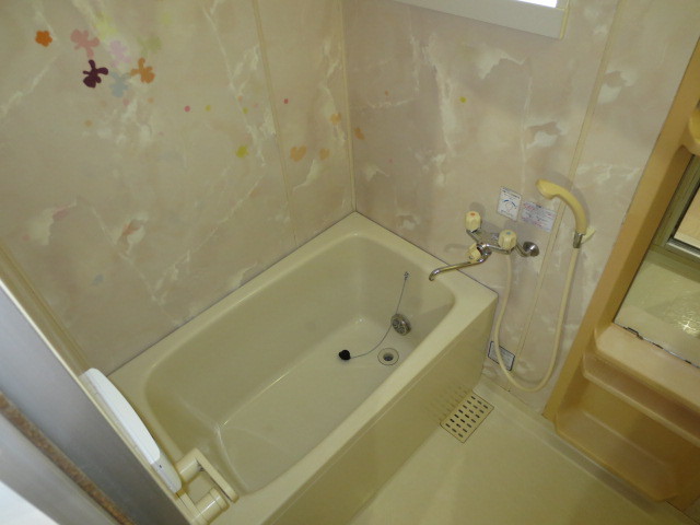 バス・シャワールーム　追焚き機能付、鏡・窓有り