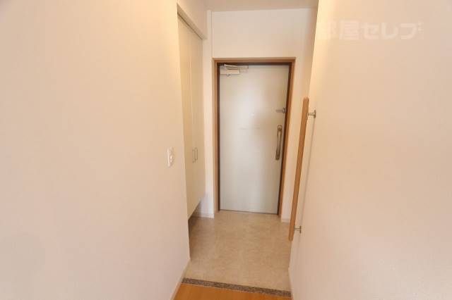 玄関　１１０２号室の写真を流用しました。