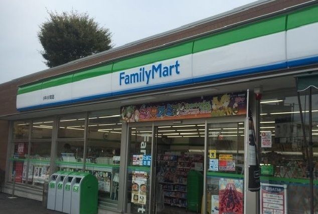 コンビニ　ファミリーマート（コンビニ）まで800m
