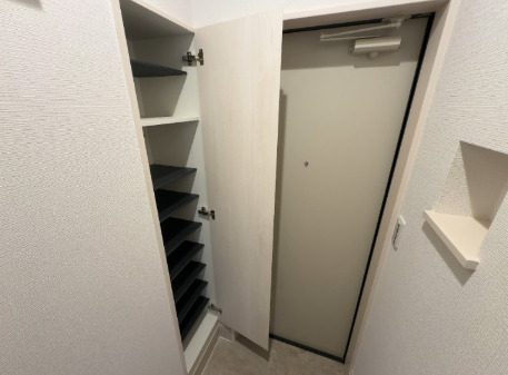 玄関　同シリーズ物件のモデルルームになります※現況優先