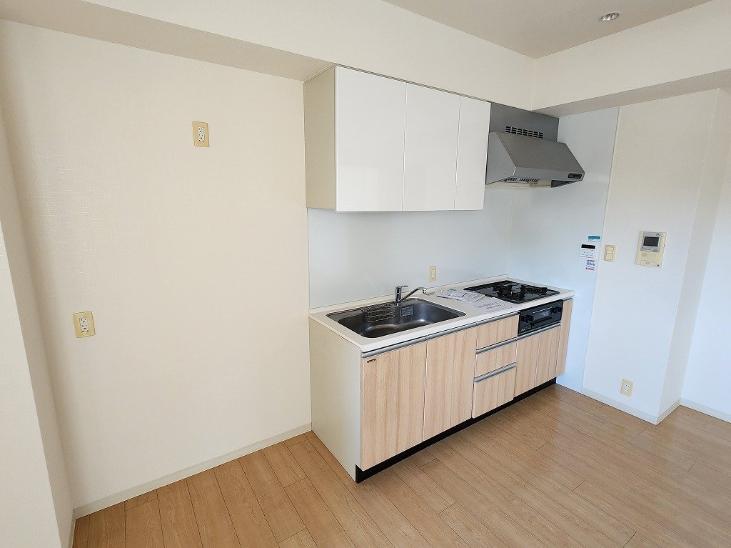 キッチン　３口システムキッチン　冷蔵庫等も楽々置けます。