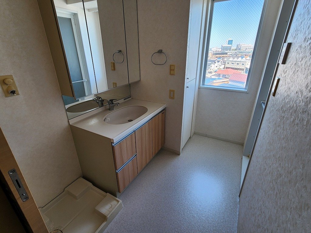 洗面設備　収納付明るい扉付き脱衣所