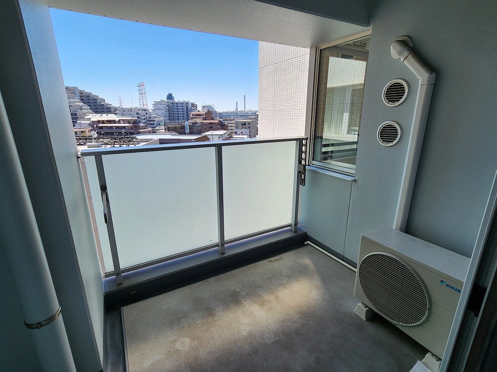 バルコニー　強化ガラス採用、奥行きのあるバルコニー