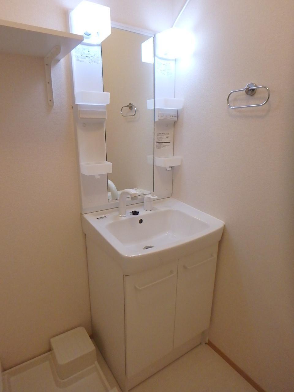 洗面設備　シャワ－付洗面化粧台