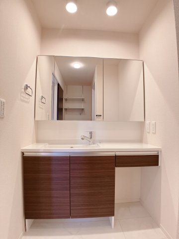 洗面設備　大きな鏡で朝の準備もバッチリ